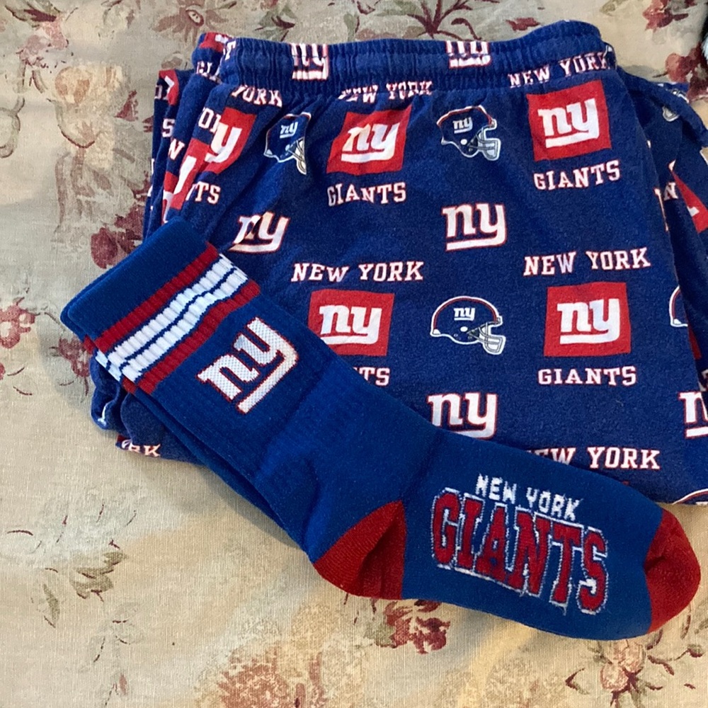 Giants Ladies lounge pants and thick socks